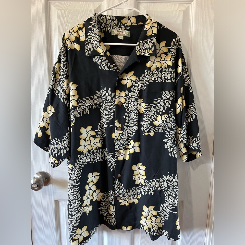 Tommy Bahama 100% silk black Hawaiian shirt. Sz XL
